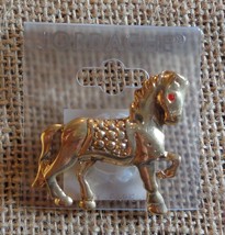 Vtg Jordache Gold Tone Metal Horse Pin Brooch High Stepping Red Eyes Jewelry - £8.69 GBP