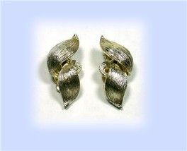 Vintage Lisner &quot;Flame&quot; Light Goldtone Clip Earrings - £14.92 GBP