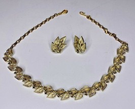 Vintage Coro Gold Tone Leaf Necklace 16&quot; &amp; Matching Earrings Set A-8 - £28.12 GBP