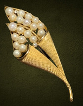Coro Vintage gold tone faux pearl brooch - £51.83 GBP