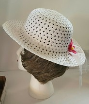 WHITE WOMAN&#39;S WIDE BRIM HAT WITH WHITE RIBBON &amp; PINK FLOWER - £8.88 GBP