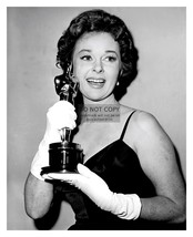 Susan Hayward Holding An Oscar For Best Actress In I Want To Live 8X10 Photo - £8.88 GBP