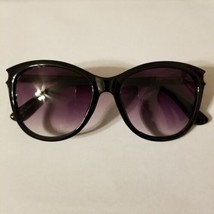 Women&#39;s Gold Tone Accent Black Classic Cat Eye Chic Fashion Sunglasses - $19.80