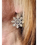 Gold Color Snowflake Earrings - $277.76 MXN