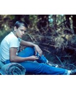 River Phoenix in t-shirt &amp; jeans seated in woods stand By Me 4x6 inch photo - £4.77 GBP