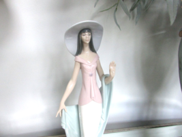 Lladro Figurine #6213 Lady of Nice 13.5&quot;H 1994 - £136.19 GBP