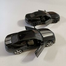 Diecast (2) 2010 Chevrolet Camaros Pullback Powered Opening Doors 5&quot; Length - $245.61 MXN