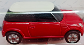 2001 MINI COOPER Red Hatchback Coupe, Maisto 1:64 Scale, New on Cut Card! - €8,60 EUR