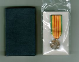 VIETNAM SERVICE MEDAL MINI SIZE IN BOX DATED 1970 - $9.90