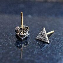 An item in the Jewelry & Watches category: 0.25Ct Rond VVS1 Diamant Triangle Femme Clou Earrings IN 14K Finition or Jaune