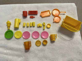 Lot Vtg Barbie Sindy Kitchen Dining Accessories Dishes Cups ice tray yellow - £12.41 GBP