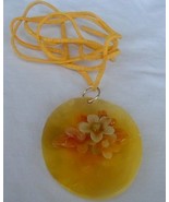 Yellow flowers mother of pearl - $568.49 MXN