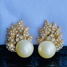 Vintage CINER Faux Mabe Pearl Pave Crystals Rhinestones Gold Tone Clip Earrings - £66.93 GBP