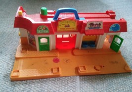 000 Vintage Fisher Price Fire House Play Set Toy With Handle 2368 Town Market - £21.15 GBP