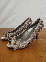 CL By Laundry Women Vanya Floral Roses Peep Toe Beige Gold Heels Size 7.5 - $19.95
