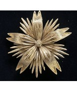 Vintage signed MONET Gold tone 3 Dimensional Brooch/pin Flower/Leaf shape - $466.48 MXN