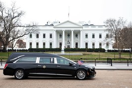 Funeral procession for President George H.W. Bush passes White House Photo Print - £6.91 GBP+