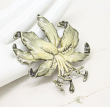 Vintage Floral Art Nouveau White Metal Enamel Orchid Flower BROOCH Pin Jewellery - £17.18 GBP