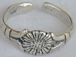 silver flower toe ring - $113.57 MXN