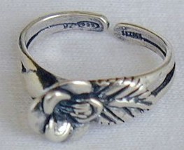 Flower with a leaf toe ring - $132.49 MXN