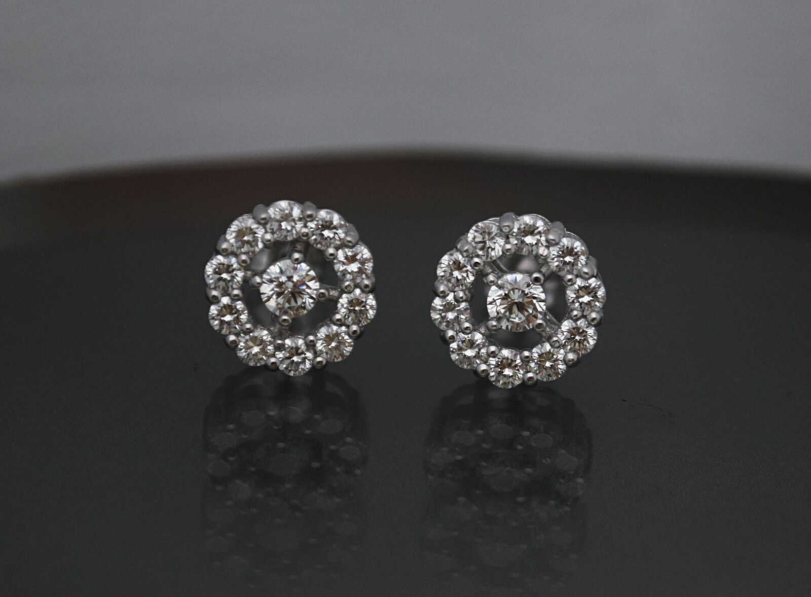 Aretes de racimo de circonitas cúbicas redondas de 0,80 quilates, chapado... Item image 3