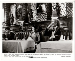 THE WOMAN IN RED (1984) Gene Wilder and Gilda Radner Converse in Restaur... - £15.95 GBP