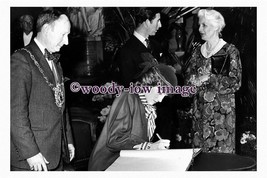 rs0462 - Princess Diana signs visitors book in Sheffield , 1984 - print 6x4 - £2.20 GBP