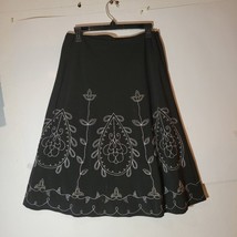 Women&#39;s Yarns &amp; Stiches Black Embroidered Swirls swing skirt Size 8 - $18.23