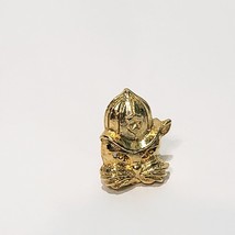Vintage Cat Head with English Bobbie&#39;s Police Hat Gold Tone  Brooch Pin 1&quot; Star - £13.77 GBP