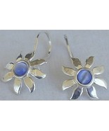 Mini blue flower earrings - $304.63 MXN