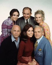 MARY TYLER MOORE SHOW CAST 8X10 PHOTO TV PICTURE ED ASNER - £3.84 GBP