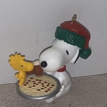 Snoopy holding Pizza 1991 &amp; a Mug of Root Beer Ornament &amp; Woodstock Collectible - £6.72 GBP