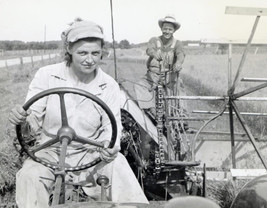 Photo Vintage A woman drives a tractor Farming Wisconsin, 1940&#39;s - £9.89 GBP