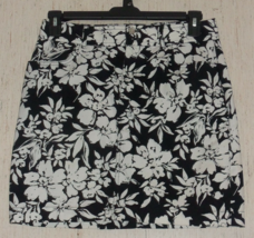 Excellent Womens Chaps Black W/ White Floral Print Skirt W/ Pockets Size 8 - £20.20 GBP