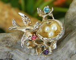Vintage Bird In Nest Brooch Pin Faux Pearl Eggs Rhinestones Gold Tone - £15.94 GBP