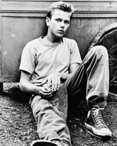River Phoenix as Chris in T-Shirt and Keds Stand By Me 8x10 HD Aluminum Wall Art - £31.44 GBP