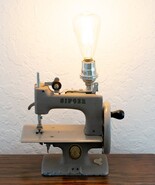 Barts Brilliant - Mini Singer Sewing Machine Lamp Light - €255,76 EUR Barts Brilliant - Mini Singer Sewing Machine Lamp Light - €255,76 EUR