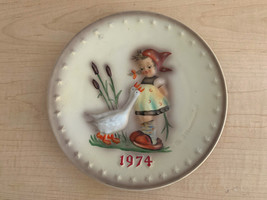 Vintage 1974 Goebel M.J. Hummell Annual Bas Relief Collector Plates~ TMK4 - £9.49 GBP