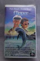 Flipper Paul Hogan Elijah Wood 1996 MCA Universal Clamshell VHS Movie - £4.20 GBP