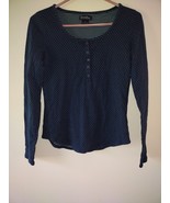 LUCKY BRAND Women Navy Blue Polka Dot Henley Long Sleeve Top Size Small EUC - $218.62 MXN