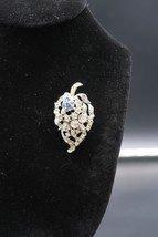Vtg Leaf Blue and White Rhinestone Leaf Unsigned Silver Tone - $372.99 MXN