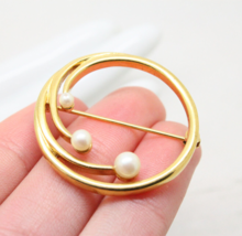Stylish Vintage Signed MONET Fuax Pearl Modernist Circle Gold BROOCH Jewellery - £14.52 GBP