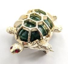 VTG Gerry’s Sea Turtle Red Eye Green Stone Gold Tone Figural Animal Broo... - $277.13 MXN