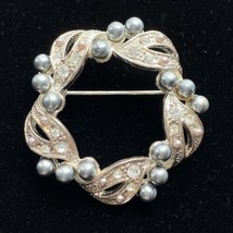 AAi Rhinestone &amp; Gray Faux Pearls Exquisite Silver Tone Wreath Pin Brooch 1.5” - £28.00 GBP