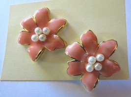  Enamel Flower Earrings Pierced Post Pink Peach Faux Pearls 1&quot; Diameter Cute! - £7.98 GBP