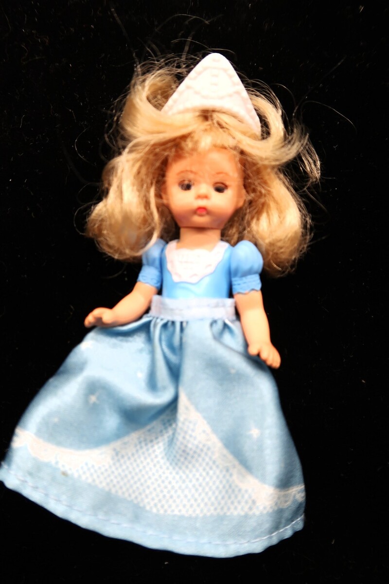 McDonalds Madame Alexander Cinderella Blue Girl Doll Toy Happy Meal - $10.00