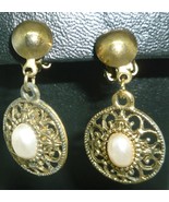VINTAGE GOLD TONE INTRICATE WITH FAUX TEAR DROP PEARL CLIP EARRINGS - £6.29 GBP
