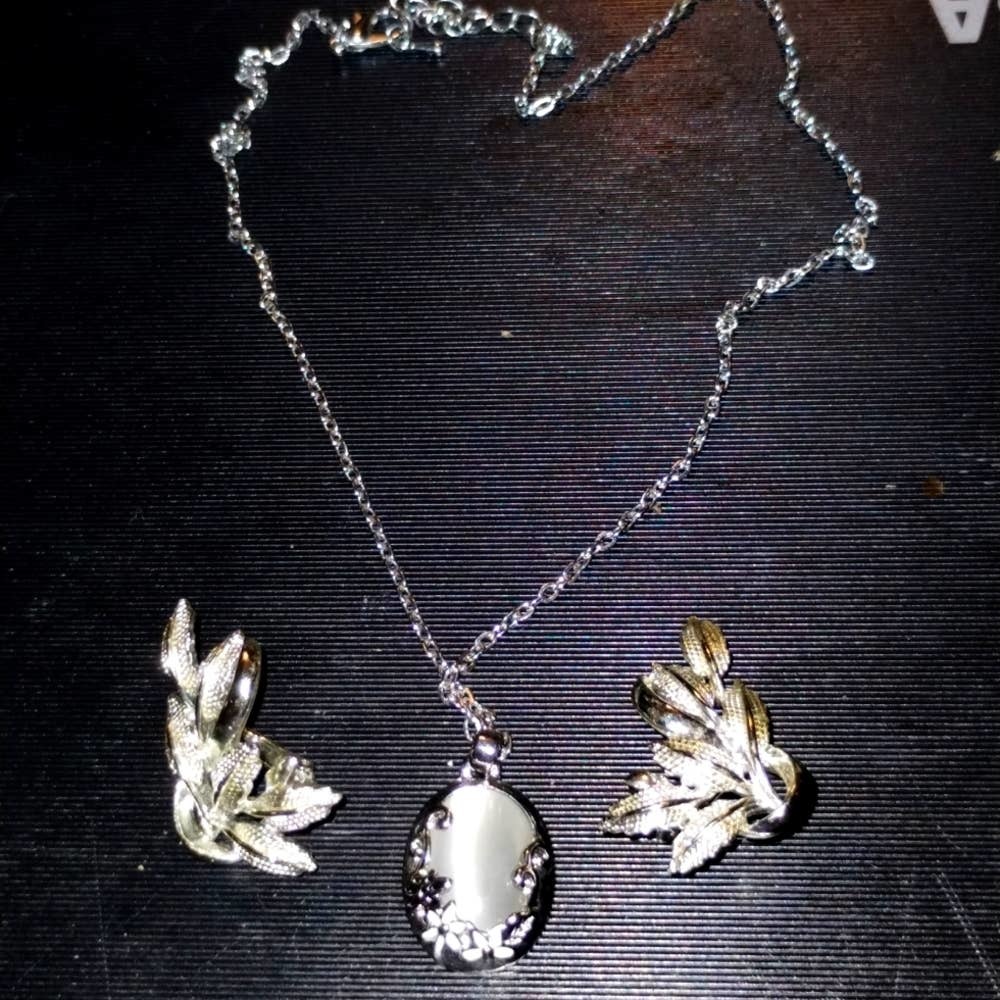 Exquisite vintage silver cat eye necklace and clip-on earring set - $25.74