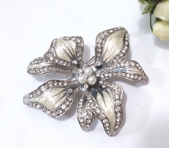 1pc 3D Flower Ivory Painted &amp; Clear White Rhinestone Brooch Pin B160 - £8.01 GBP