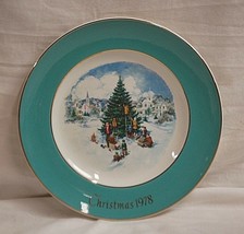 Old Vintage 1978 AVON Christmas Plate Trimming The Tree Enoch Wedgwood England - $16.82